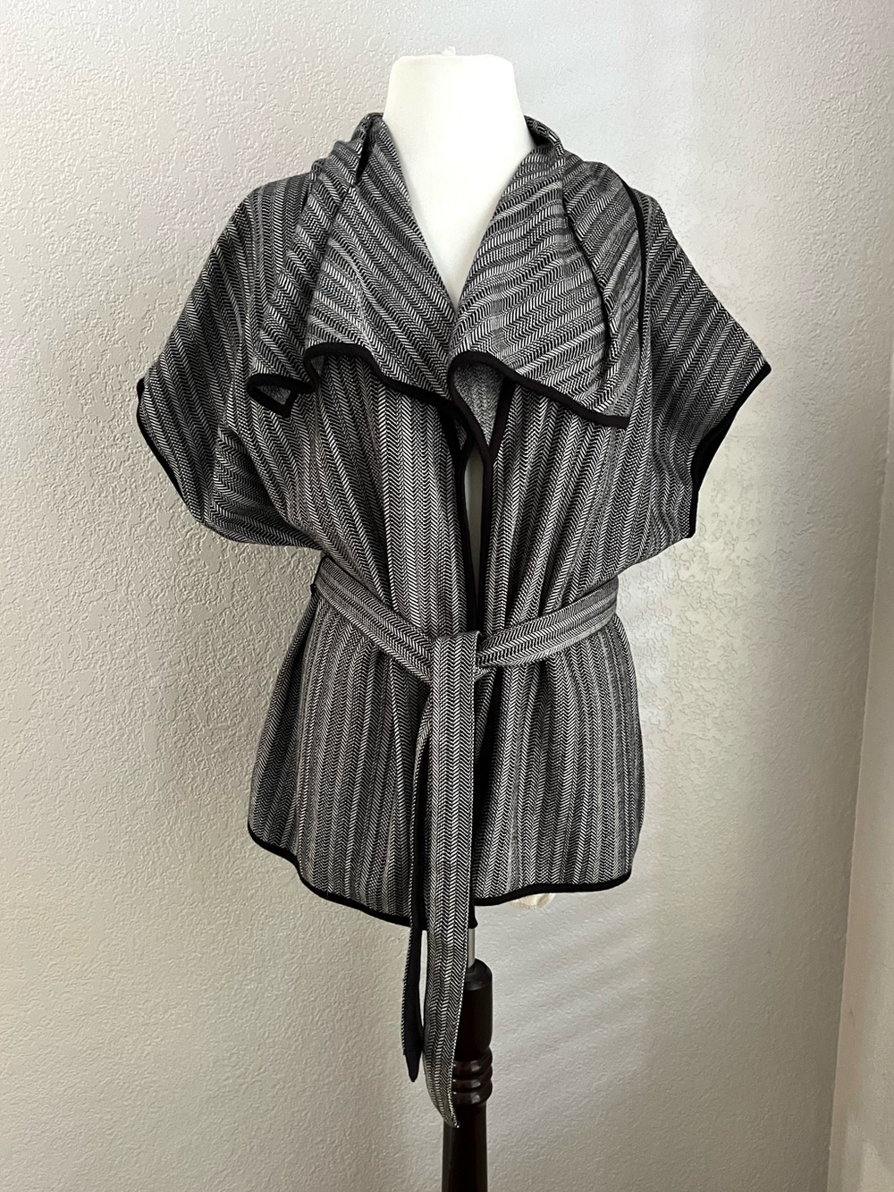 Dana Buchman Herringbone Wrap Cardigan Jacket L Belted Shawl Collar Gray Black